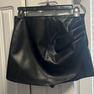 Forever 21 New Black faux leather skort